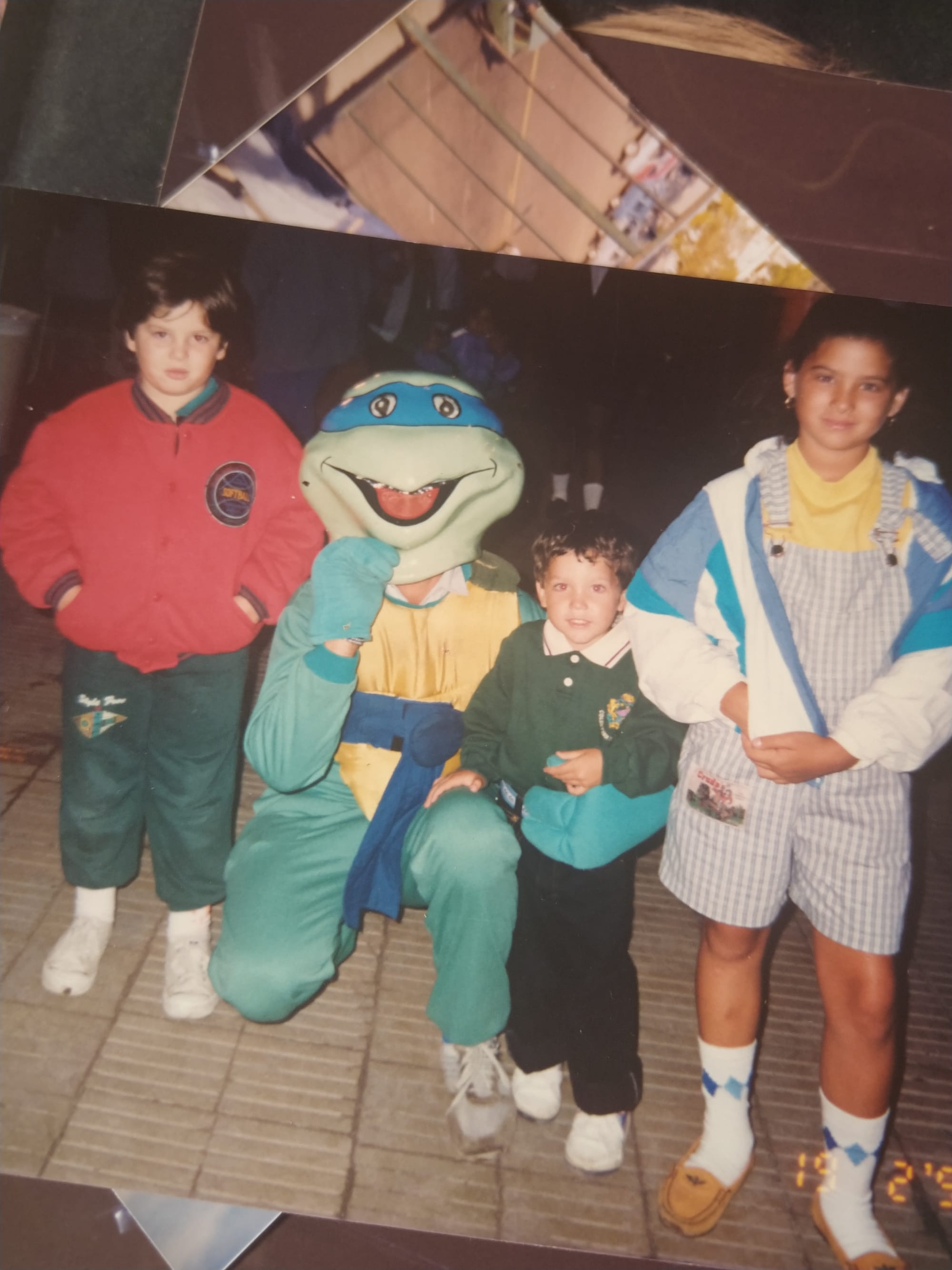 El Juanma de los '90 junto a una Tortuga Ninja callejera