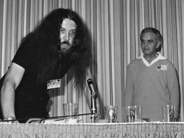 Alan Moore junto a Jack Kirby