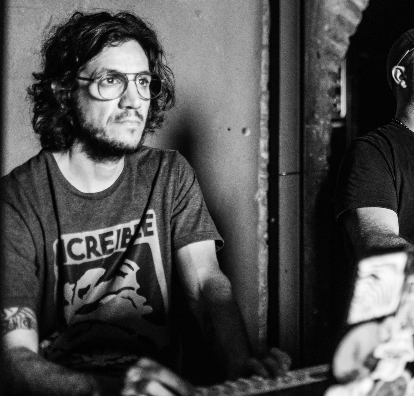 Roldán, cantante y guitarrista en Llanura Espiral y bajista en Indio Brujo