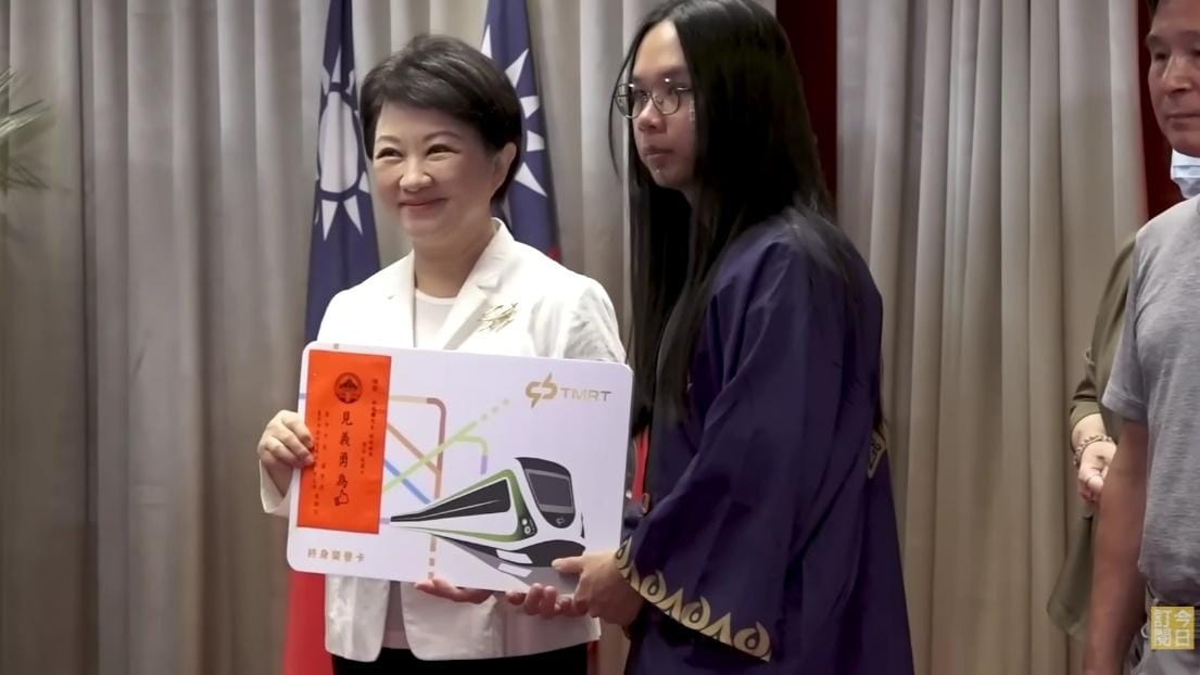 Ruixian Xu condecorado por enfrentamiento en metro de Taichung